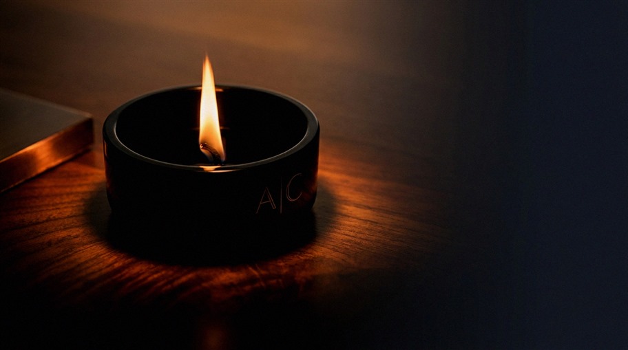 Moderner Schreibtisch mit Monitor und Grafiken